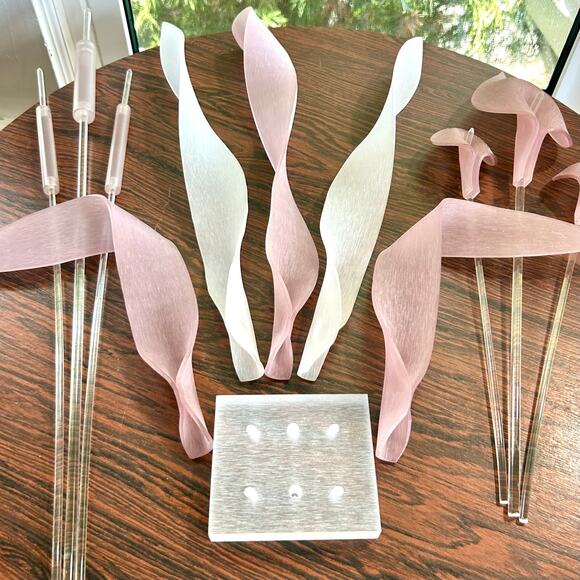 Vintage Lucite Calla Lily Sculpture with Pink and White Petals 24.5” - Picture 3 of 16